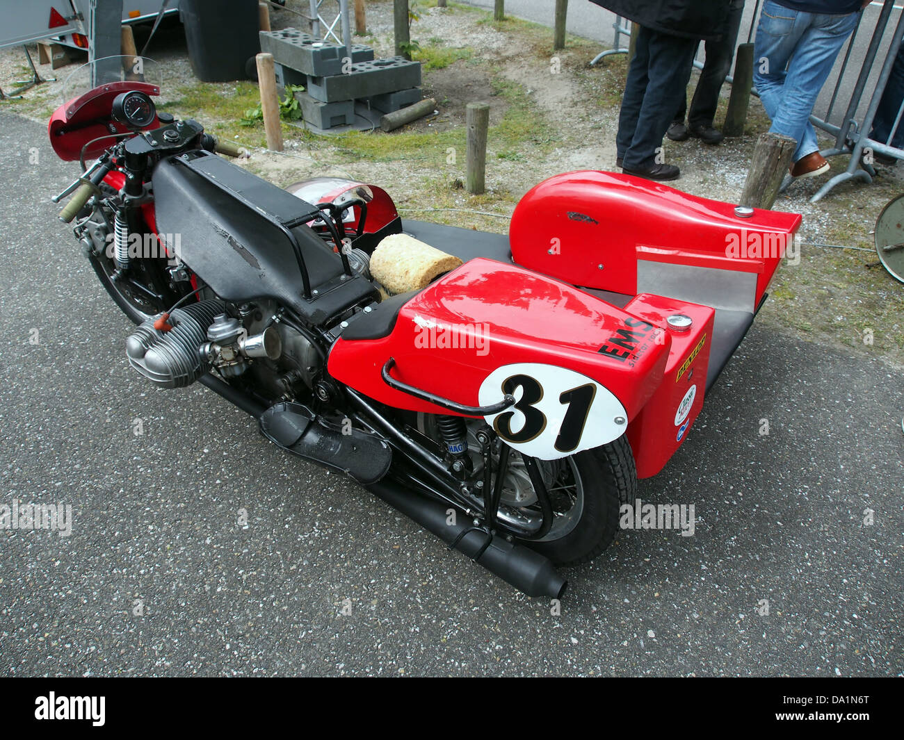 Questa immagine mostra un veicolo BMW, identificato come modello combinato n. 31. La fotografia evidenzia il design e le caratteristiche tecniche dell'auto, probabilmente di una collezione classica o vintage. Foto Stock