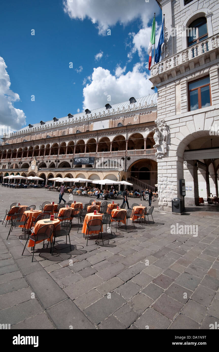 L'Italia, Veneto, Padova, Piazza Piazza delle Erbe, il Palazzo della Ragione, Cafe Foto Stock
