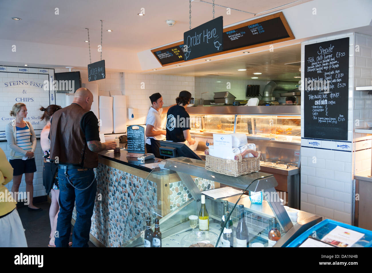 I clienti all'interno di Rick Steins pesce e chip shop Padstow Cornwall Regno Unito Foto Stock