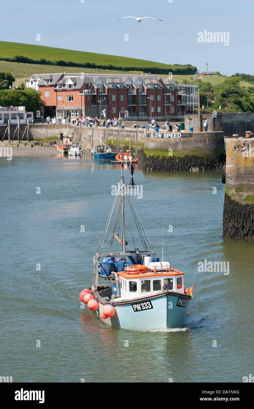 Una barca da pesca entra in porto a Padstow Cornwall Regno Unito Foto Stock