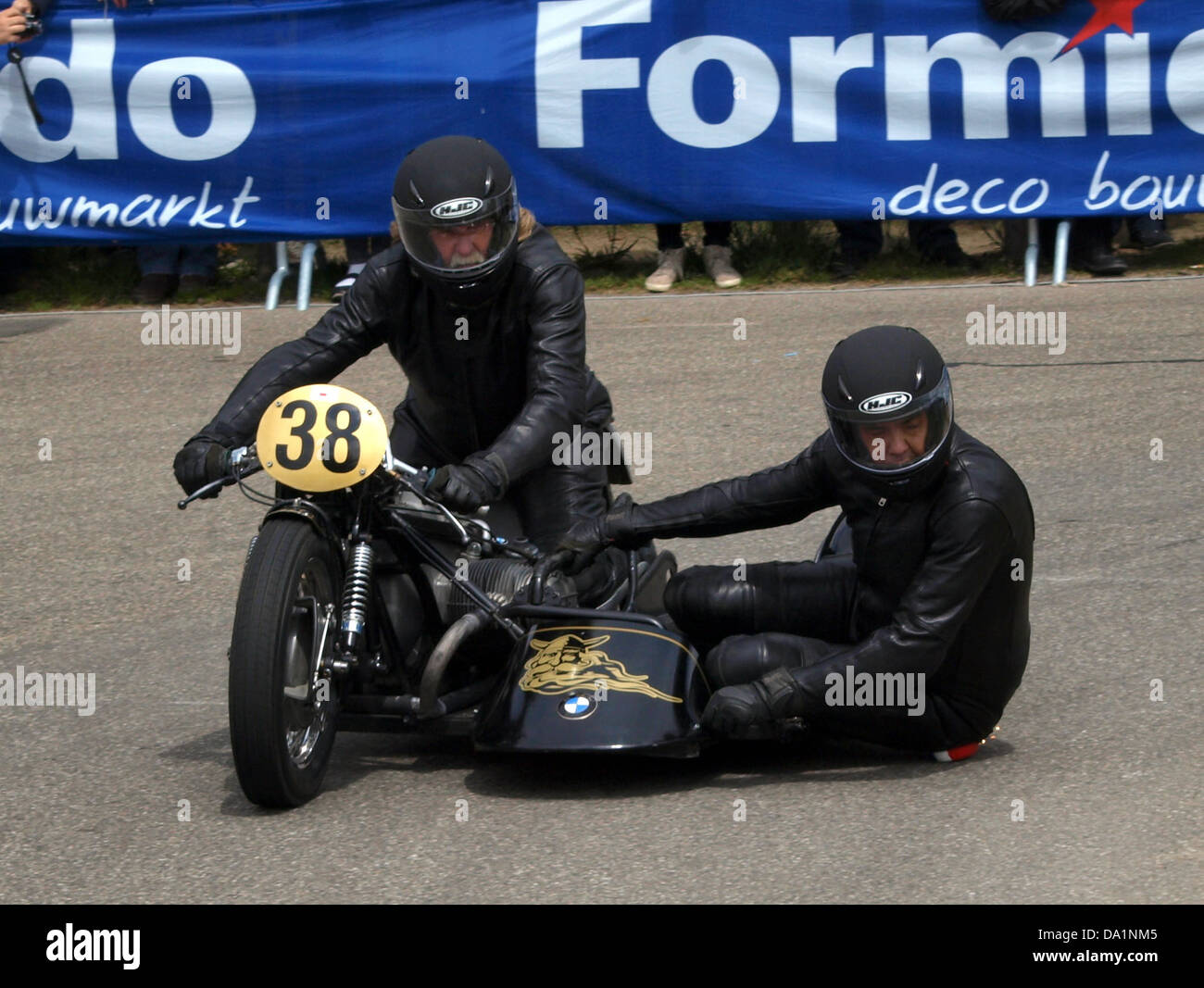 Questa immagine mostra una BMW Combination No38, un veicolo noto per la sua ingegneria e le sue prestazioni. La vettura è riconosciuta per il suo design di lusso e la qualità artigianale, che mostra l'eredità di BMW nel settore automobilistico. Foto Stock