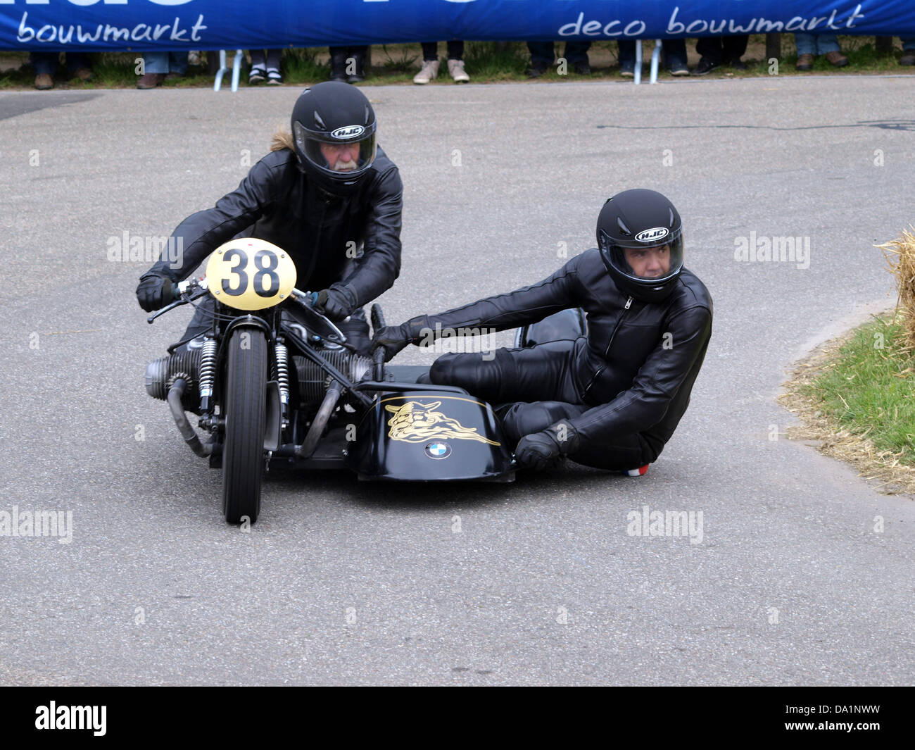Questa immagine mostra una combinazione BMW modello No. 38, che mette in risalto gli elementi di design classici delle motociclette BMW d'epoca. Il modello rappresenta la fusione tra ingegneria automobilistica e motociclistica, un segno distintivo dei primi design del marchio. Foto Stock