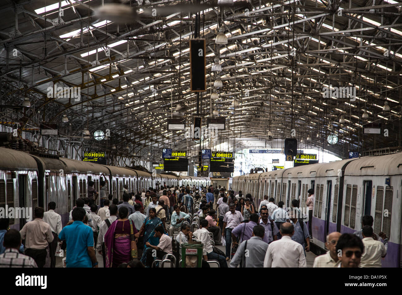Churchgate suburban rail station, Mumbai, India Foto Stock