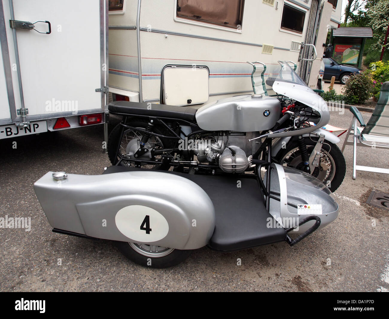 Questa immagine mostra la combinazione BMW No4, un modello notevole della gamma BMW. Noto per l'eccellenza ingegneristica e il design, il veicolo rappresenta un momento chiave nella storia del marchio, combinando prestazioni e fascino estetico. La BMW No4 continua ad essere celebrata per le sue caratteristiche avanzate. Foto Stock