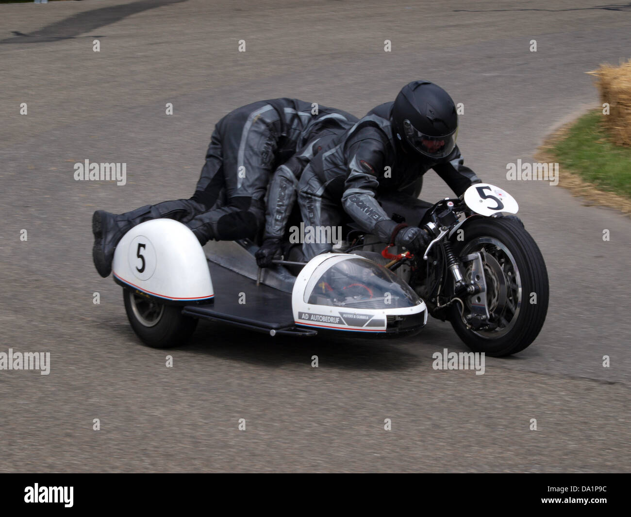 Questa immagine mostra la combinazione BMW No5, una combinazione di moto d'epoca e sidecar. Il veicolo rappresenta l'abilità ingegneristica di BMW durante la metà del XX secolo, noto per il suo design robusto e la sua versatilità nelle applicazioni militari e civili. Foto Stock