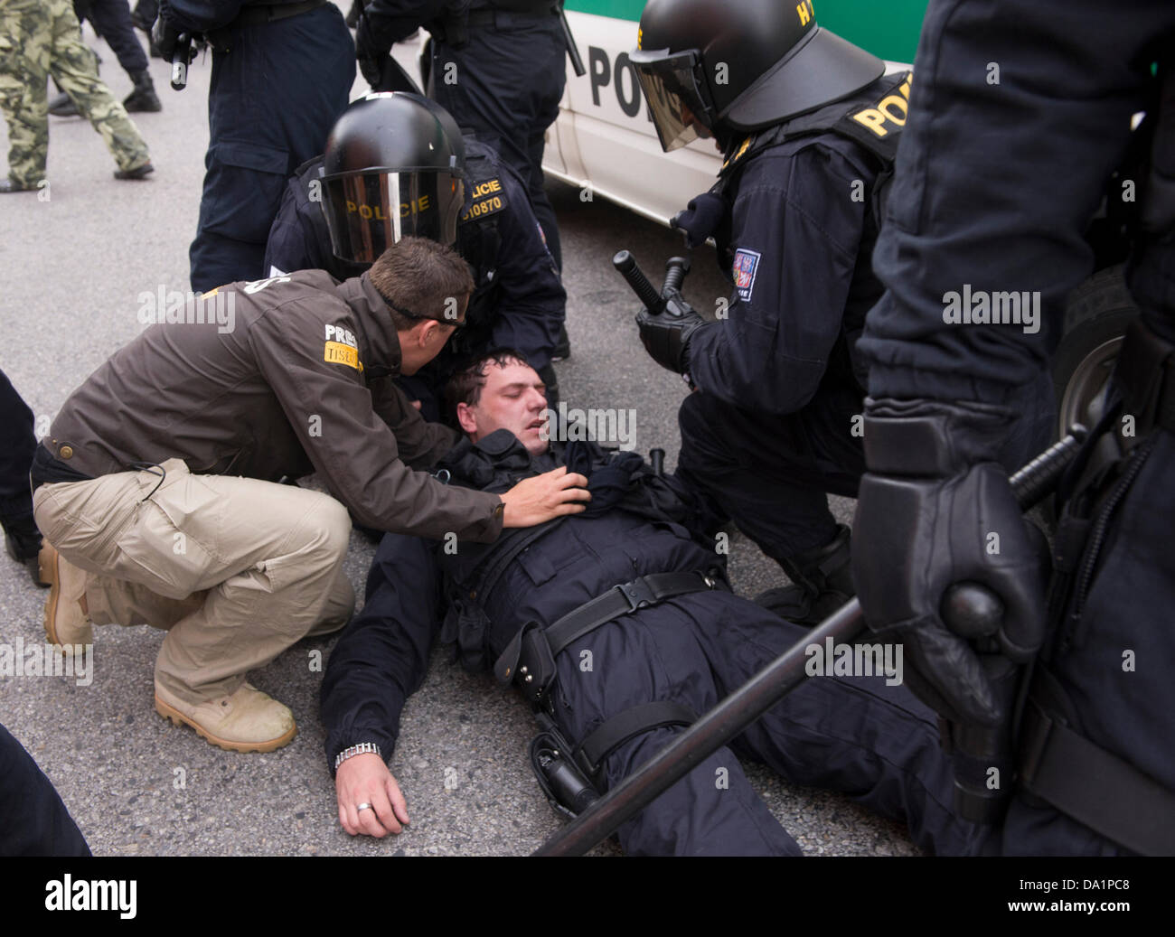 Ceske Budejovice, Boemia del Sud, Repubblica Ceca. Il 29 giugno 2013. La polizia ha trattenuto 28 persone nel corso di una manifestazione contro i problemi di convivenza tra le etnie maggioranza ceca e zingari a Maj housing project in Ceske Budejovice, Boemia del Sud, una città con circa 90.000 abitanti, Sabato, 29 giugno 2013. (CTK foto/David Veis) Credito: CTK/Alamy Live News Foto Stock