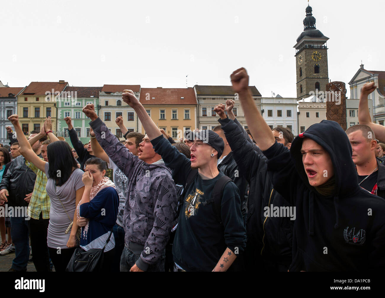 Ceske Budejovice, Boemia del Sud, Repubblica Ceca. Il 29 giugno 2013. La polizia ha trattenuto 28 persone nel corso di una manifestazione contro i problemi di convivenza tra le etnie maggioranza ceca e zingari a Maj housing project in Ceske Budejovice, Boemia del Sud, una città con circa 90.000 abitanti, Sabato, 29 giugno 2013. (CTK foto/David Veis) Credito: CTK/Alamy Live News Foto Stock