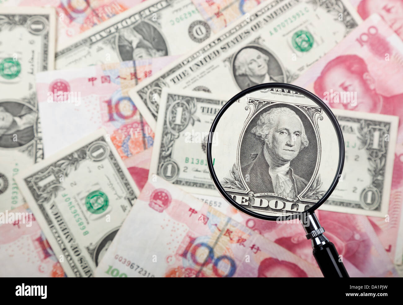 Concentrandosi sulla US dollar nota contro di noi e monete cinesi sullo sfondo Foto Stock