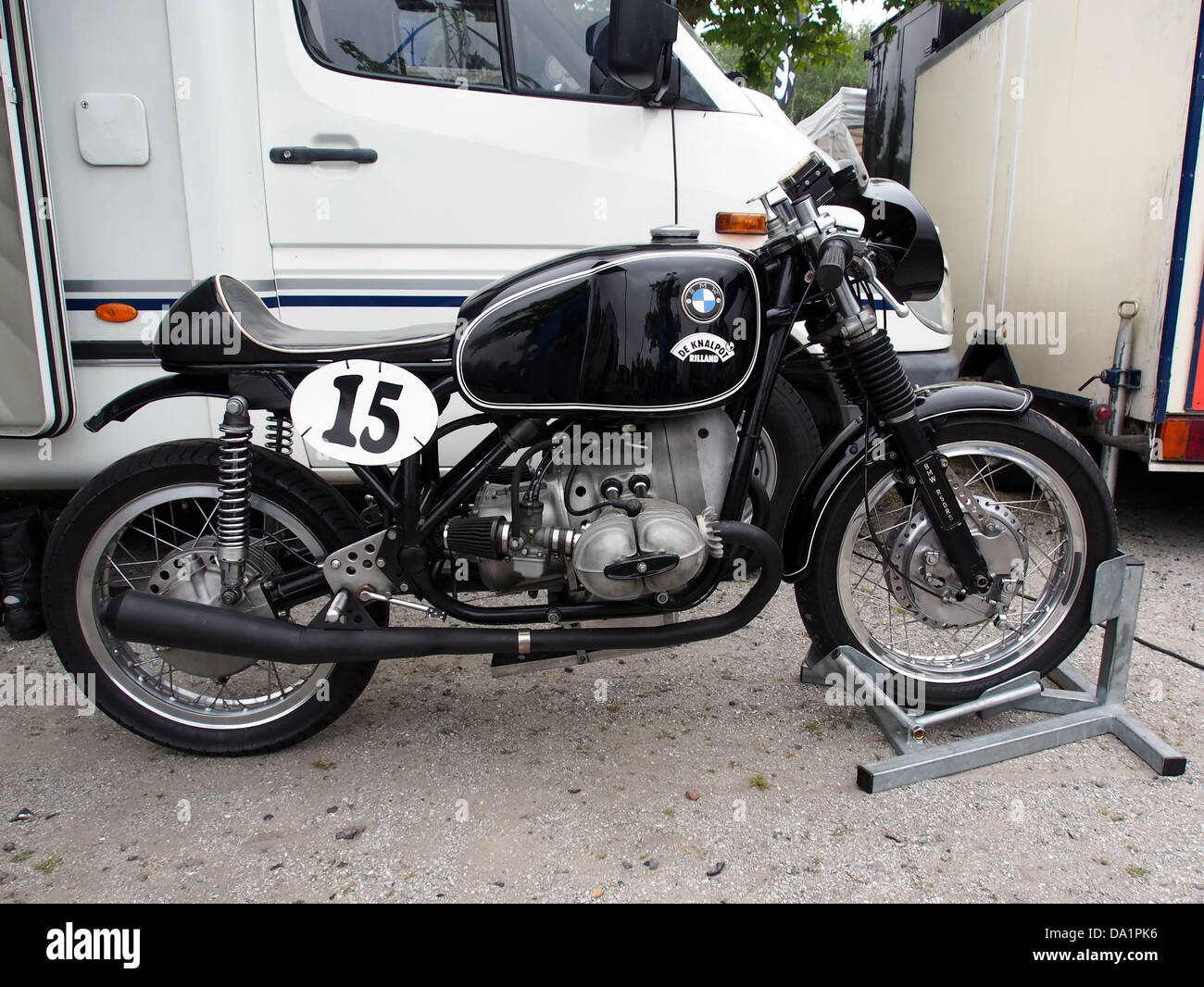 Questa immagine raffigura la BMW No15, un modello che si distingue per il design e la progettazione. BMW è nota per le sue auto di lusso e questo modello specifico mette in evidenza la maestria artigianale e le capacità prestazionali che definiscono la reputazione del marchio nel settore automobilistico. Foto Stock