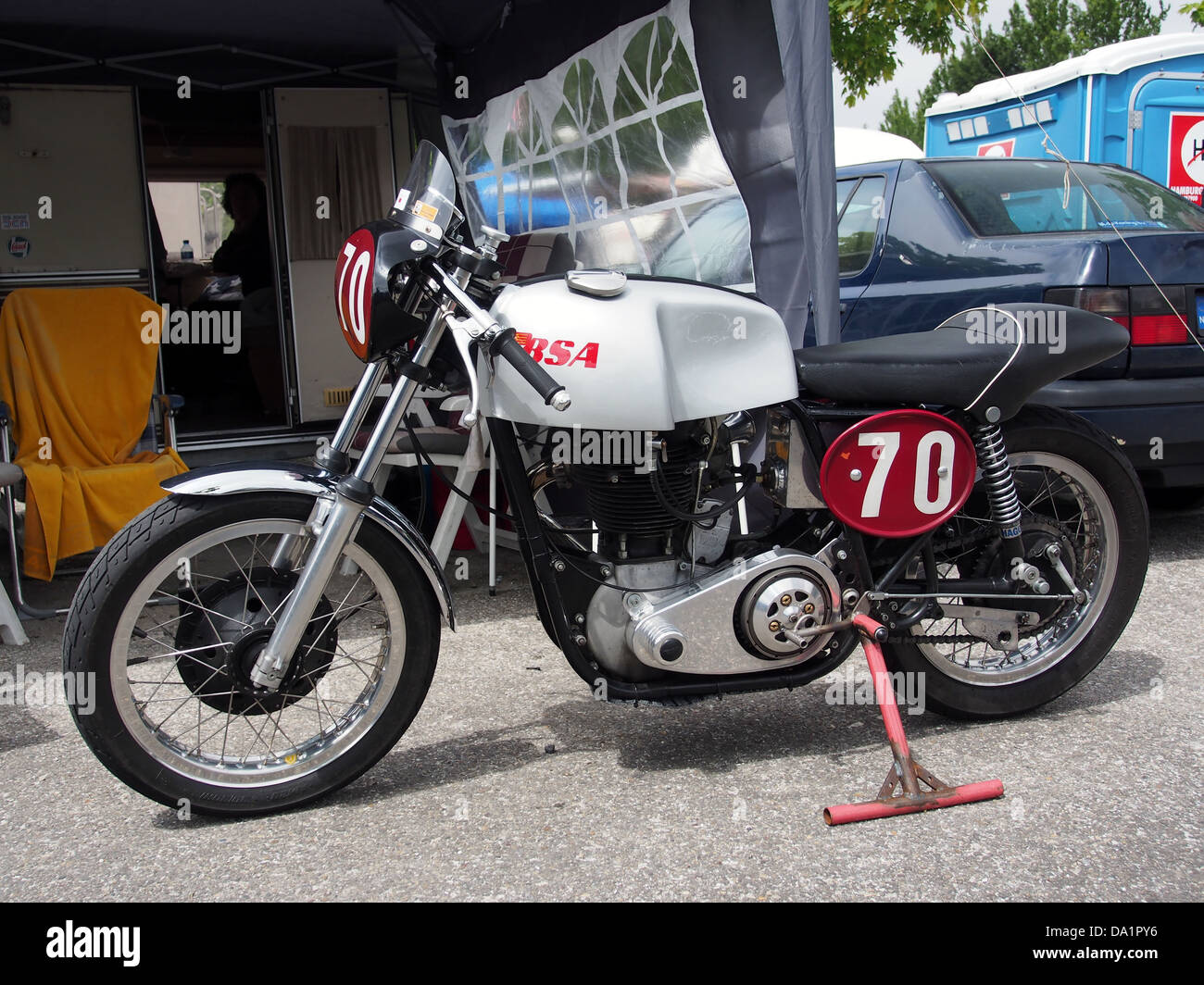 *BSA No70* è un modello di moto storico del costruttore britannico BSA. Conosciuta per la sua robusta ingegneria, questa moto era ampiamente popolare all'inizio del XX secolo. L'immagine cattura il design e la cura artigianale che hanno reso il marchio BSA un punto fermo della storia motociclistica britannica. Foto Stock