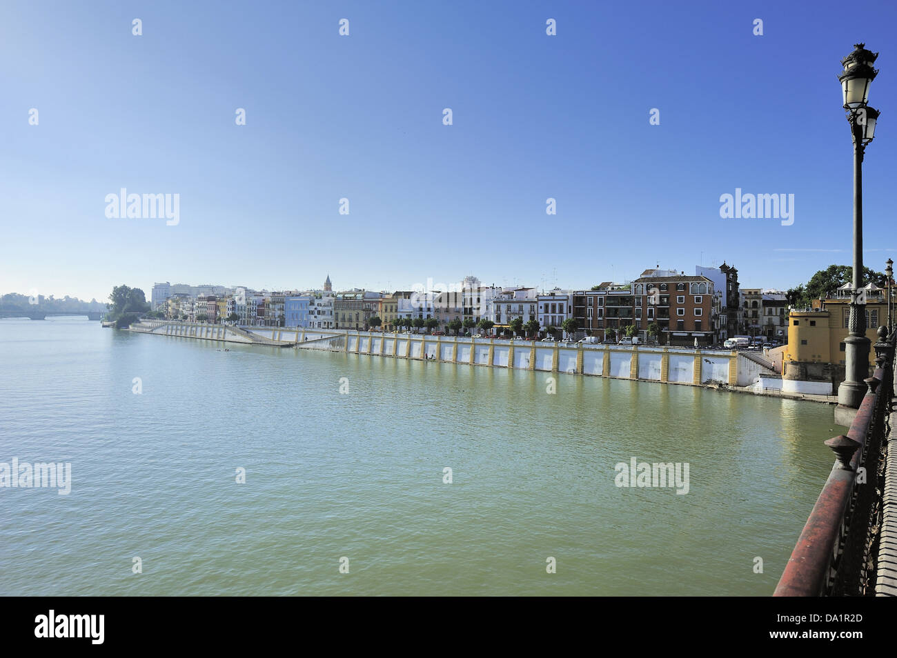 Vista di Triana e il fiume Guadalquivir da Isabel II Bridge (ponte Triana), Siviglia, Spagna Foto Stock