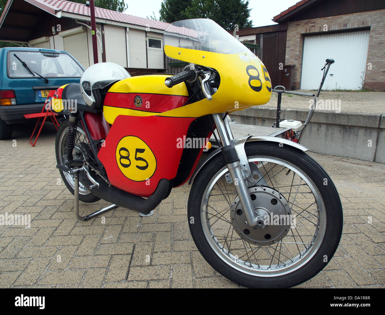 Bultaco No85 è una moto, probabilmente del marchio Bultaco, catturata in azione. L'immagine rappresenta l'eredità del marchio nel mondo degli sport motoristici, in particolare nelle competizioni motociclistiche. Foto Stock