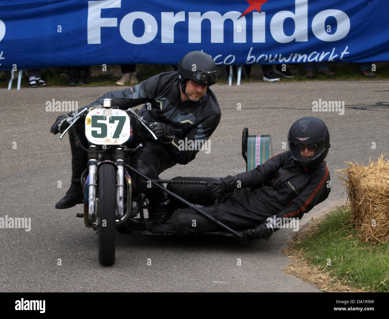 Questa immagine intitolata "combinazione n. 57" mostra un design astratto o concettuale, concentrandosi su forme, colori e linee per creare una composizione visivamente stimolante. Il pezzo esemplifica l'esplorazione artistica moderna nel regno dell'arte astratta. Foto Stock