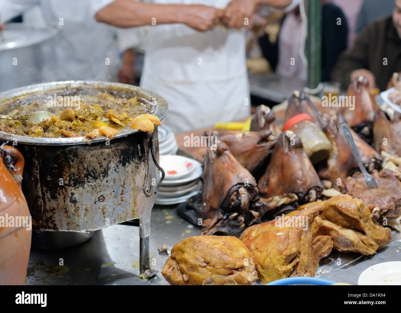Strada di Marrakesh cibo servito a piazza Jema El Fna Foto Stock