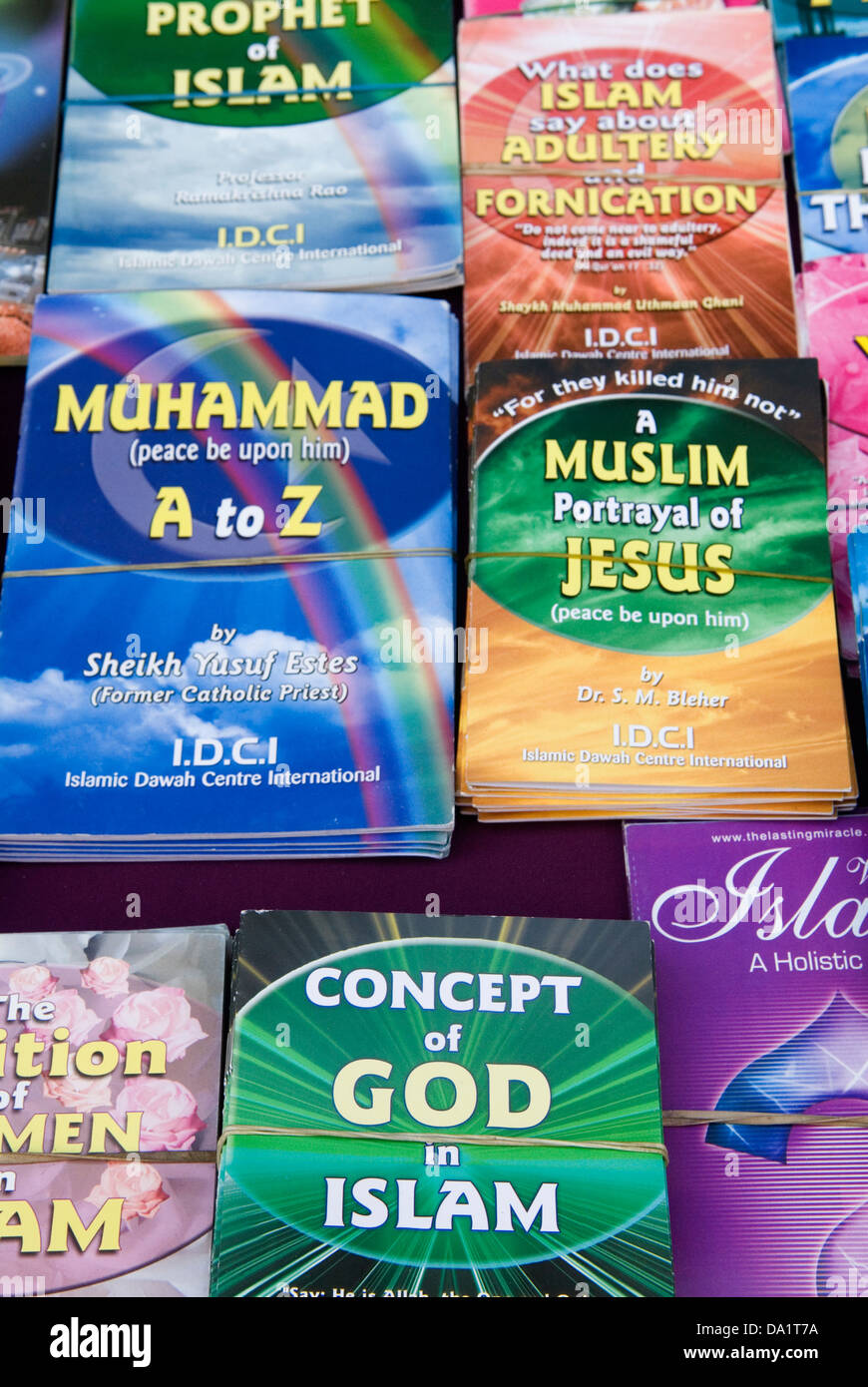 Libri religiosi musulmani islamici disposti su un tavolo nel mercato di Brick Lane. Sono liberi. Sono per i non musulmani di leggere e capire uno stile di vita musulmano. Capire l'Islam. Londra anni '2013 2010 UK HOMER SYKES Foto Stock