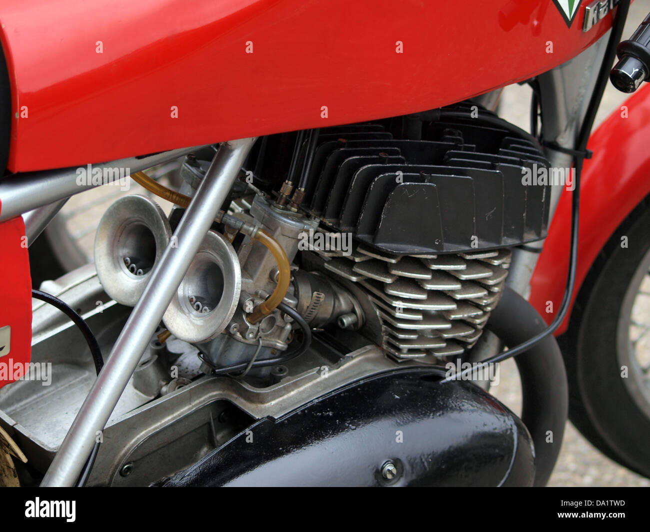 La DKW Racing No42 è una motocicletta da corsa d'epoca, con un design di spicco della metà del XX secolo. La moto era nota per la sua efficienza e le sue prestazioni, contribuendo al patrimonio racing del suo tempo. La DKW era un produttore molto apprezzato, e la No42 fu una figura chiave nella storia delle corse. Foto Stock