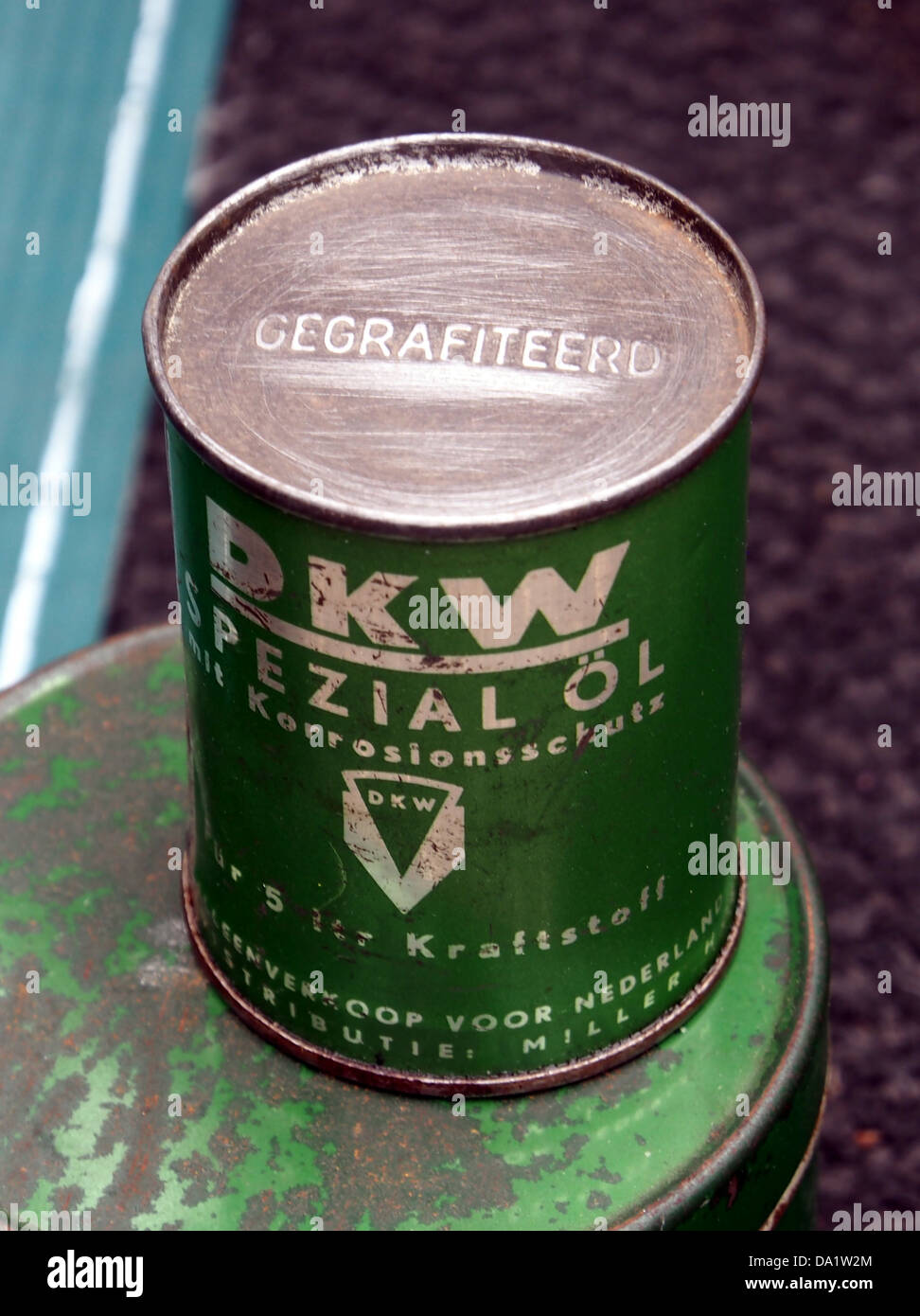 Questa immagine mostra un modello DKW Special C3 96L in latta vintage, che cattura la cura artigianale e il design dettagliati di questo veicolo classico. Foto Stock