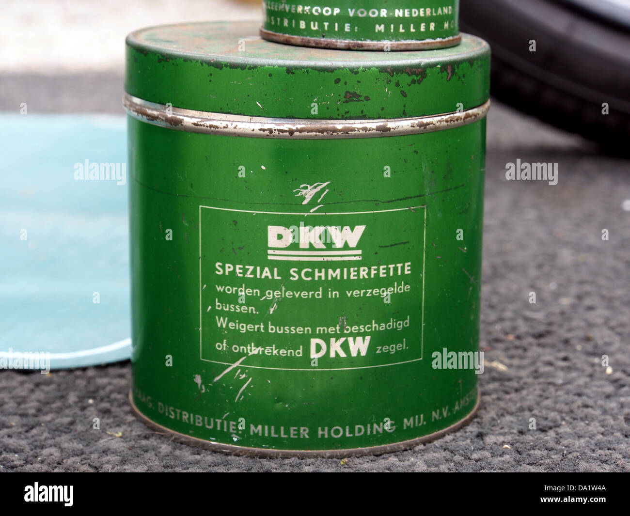 Il DKW Special C3 96L è un oggetto da collezione, parte del patrimonio dell’industria automobilistica tedesca. Questa latta, spesso utilizzata per scopi promozionali, mostra il design vintage e il marchio della DKW Special C3. Foto Stock