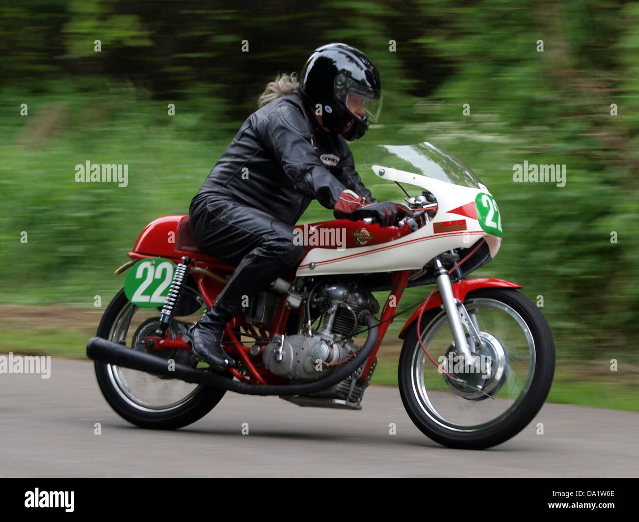 Ducati No22 si riferisce a una motocicletta dell'iconico marchio italiano, rinomata per la sua eccellenza ingegneristica e le sue prestazioni nel Motorsport. Questo modello Ducati è noto per il suo design elegante e il potente motore, che rappresentano il massimo della maestria artigianale italiana. Foto Stock