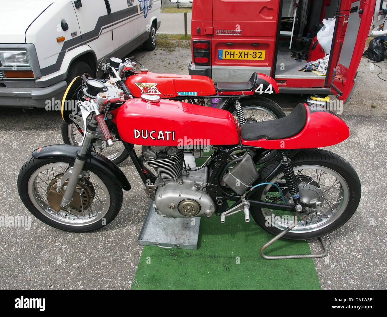 Ducati No58 è una moto da corsa, nota per le sue alte prestazioni e il design iconico. Questo particolare modello è riconosciuto per il suo coinvolgimento in varie gare prestigiose, rappresentando l'eccellenza ingegneristica di Ducati. Foto Stock