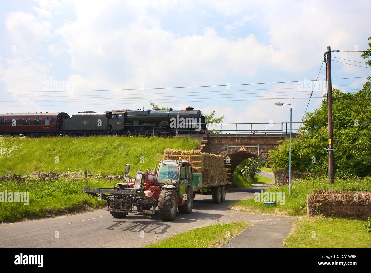 LMS Royal Scot Classe 6115 Scots Guardsman treno a vapore a Plumpton sulla linea principale della costa occidentale ferroviari con il movimentatore telescopico. Foto Stock