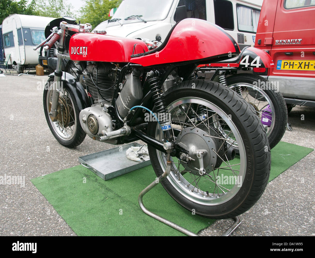 Questa immagine mostra una moto Ducati contrassegnata con il numero 58, un riferimento alla partecipazione a gare o eventi. La foto cattura il design elegante e la cura artigianale dettagliata del marchio Ducati, noto per le sue prestazioni negli sport motoristici. Foto Stock