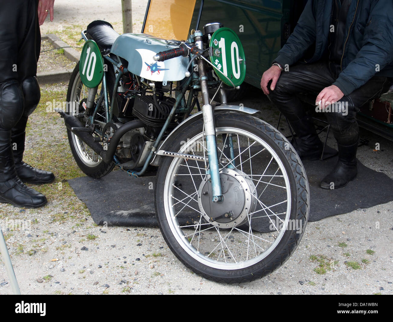 DVS No10 rappresenta un elemento di rilievo della collezione DVS, che presenta caratteristiche uniche. Il pezzo, raffigurato in questa immagine, è importante nel contesto della sua categoria e riflette il significato storico o artistico della collezione DVS. Foto Stock