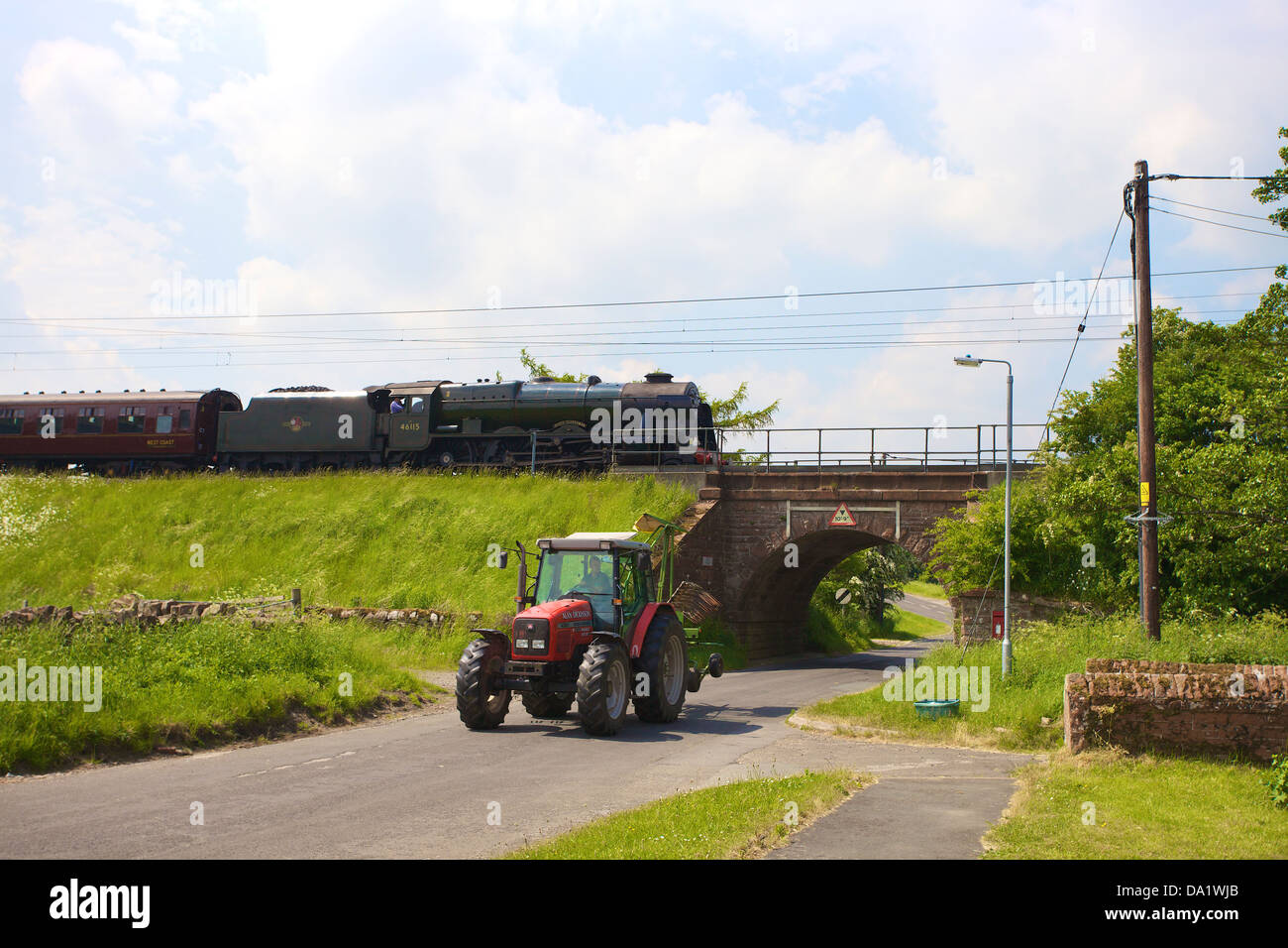 LMS Royal Scot Classe 6115 Scots Guardsman treno a vapore a Plumpton sulla linea principale della costa occidentale ferroviari con il trattore. Foto Stock