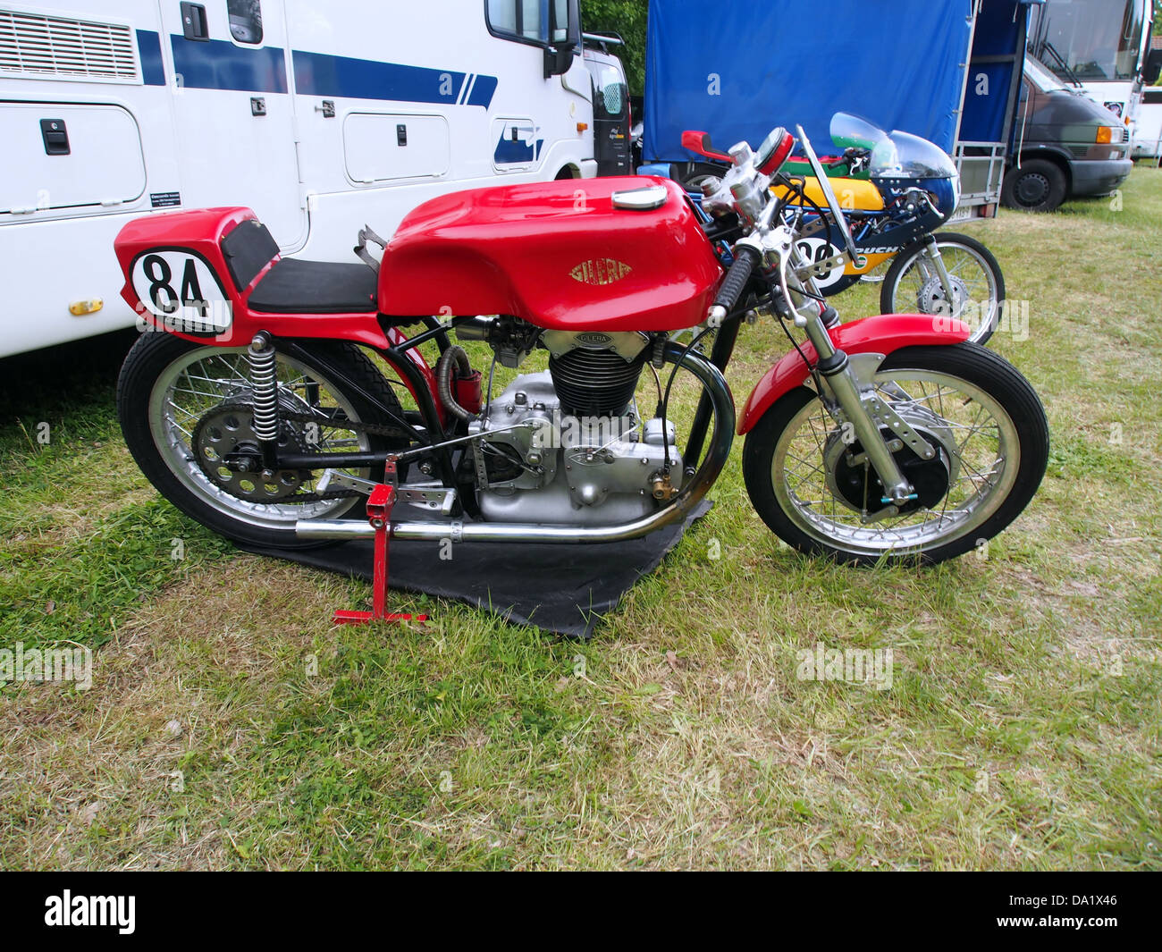 Questa immagine raffigura una motocicletta Gilera No.84 d'epoca, un modello iconico noto per la sua ingegneria e le sue prestazioni. La motocicletta riflette il design e i progressi tecnologici della metà del XX secolo. Foto Stock