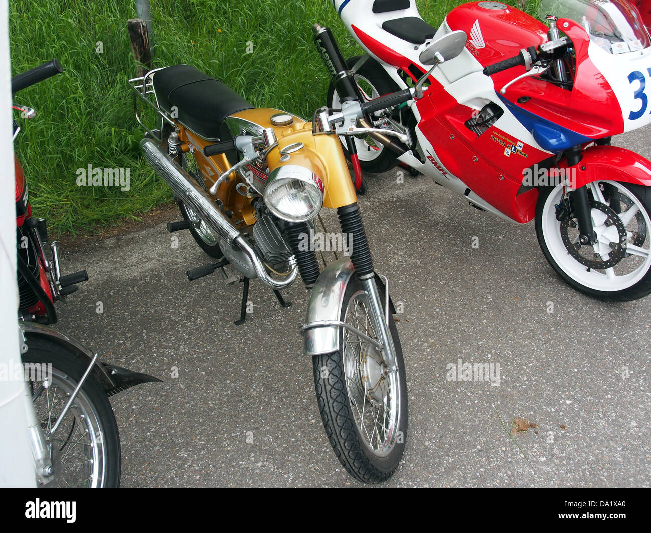 Questa immagine raffigura un Zündapp color oro, un marchio motociclistico tedesco popolare nel XX secolo. Zündapp era nota per la produzione di motociclette affidabili ed efficienti, e questo esempio mostra il design iconico e la maestria artigianale dell'epoca. Foto Stock