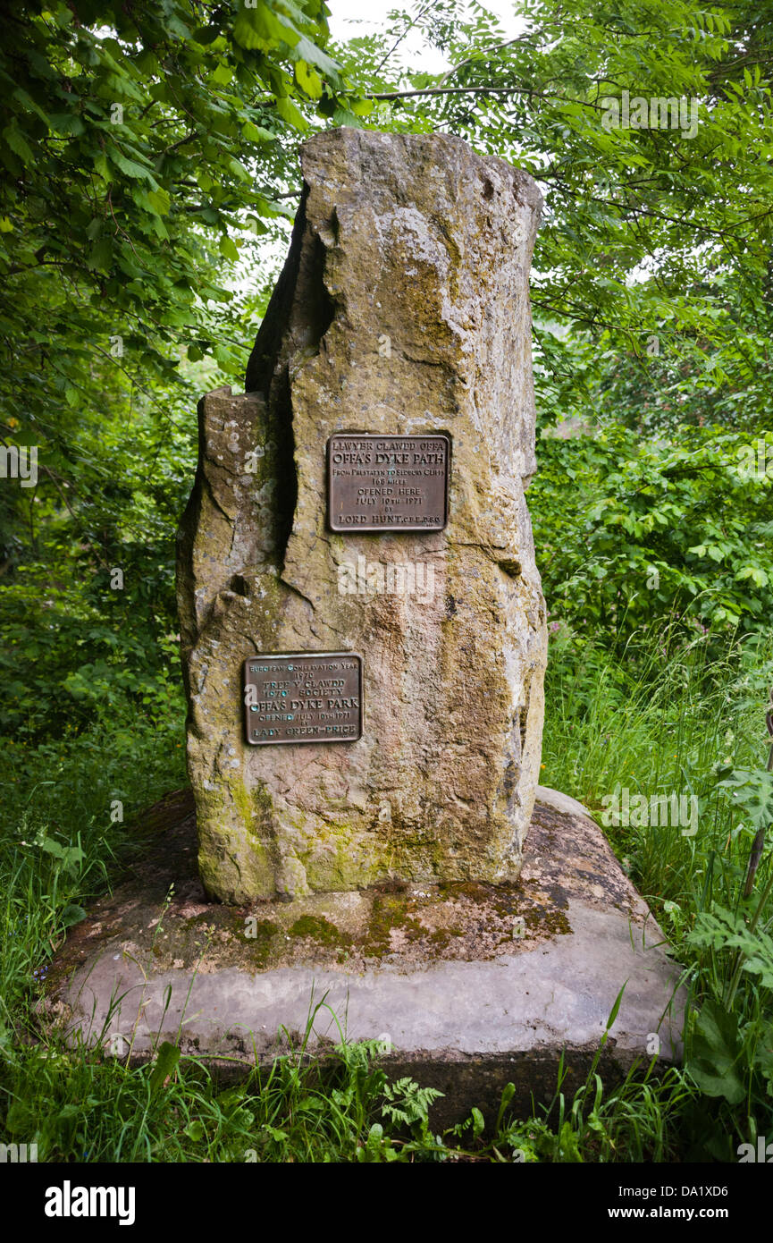 Marcatura di pietra apertura di Offa's Dyke National Trail a Knighton, Powys, Wales, Regno Unito. Foto Stock