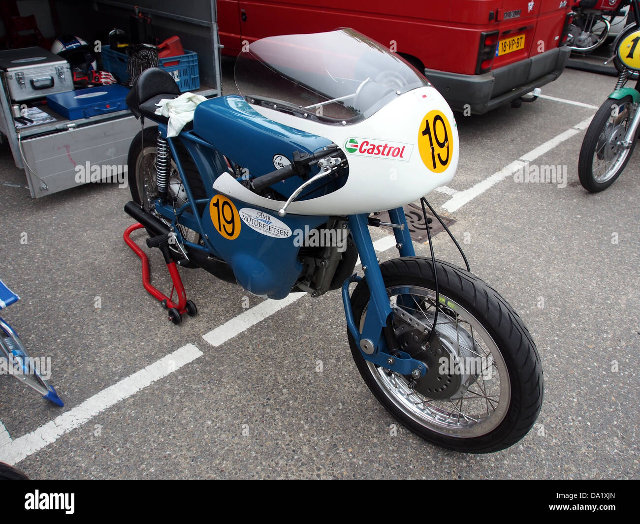 L'immagine raffigura la Greeves No19, una motocicletta classica nota per le sue prestazioni e il suo design. È una rappresentazione dell'ingegneria motociclistica britannica della metà del XX secolo, che mostra lo stile e la meccanica dell'epoca. Foto Stock