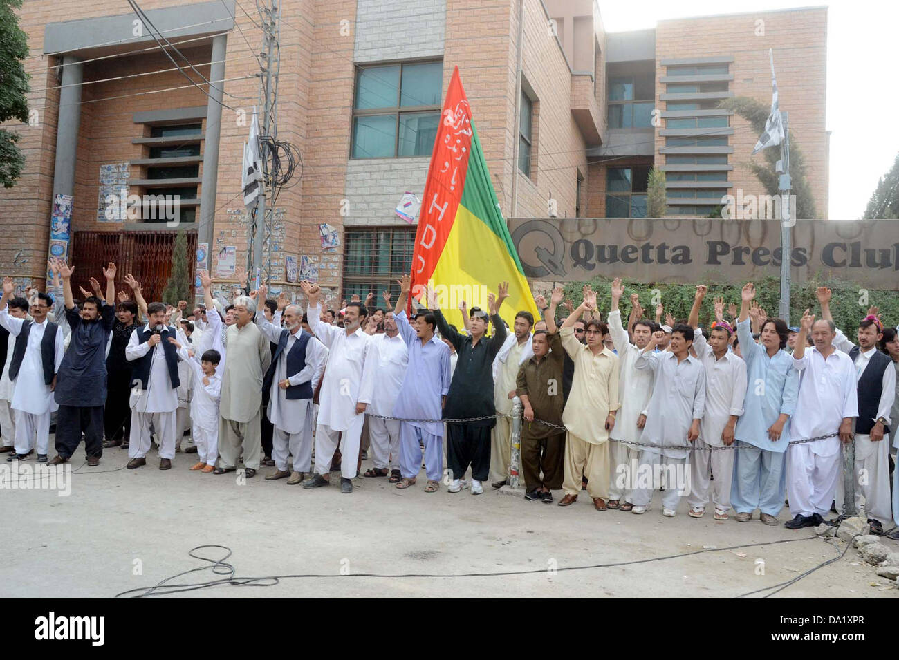 Gli attivisti di Hazara Partito Democratico chant slogan contro il suicidio bomba di Aliabad area nella città di Hazara di ieri durante la manifestazione di protesta a Quetta press club il lunedì, 01 luglio, 2013. Foto Stock