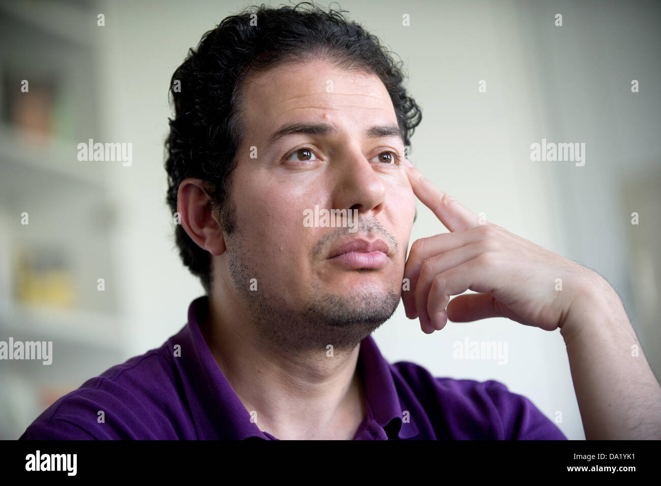 German-Egyptian scrittore e scienziato politico Hamed Abdel-Samad dà un'intervista a Monaco di Baviera, Germania, 01 luglio 2013. Foto: INGA KJER Foto Stock