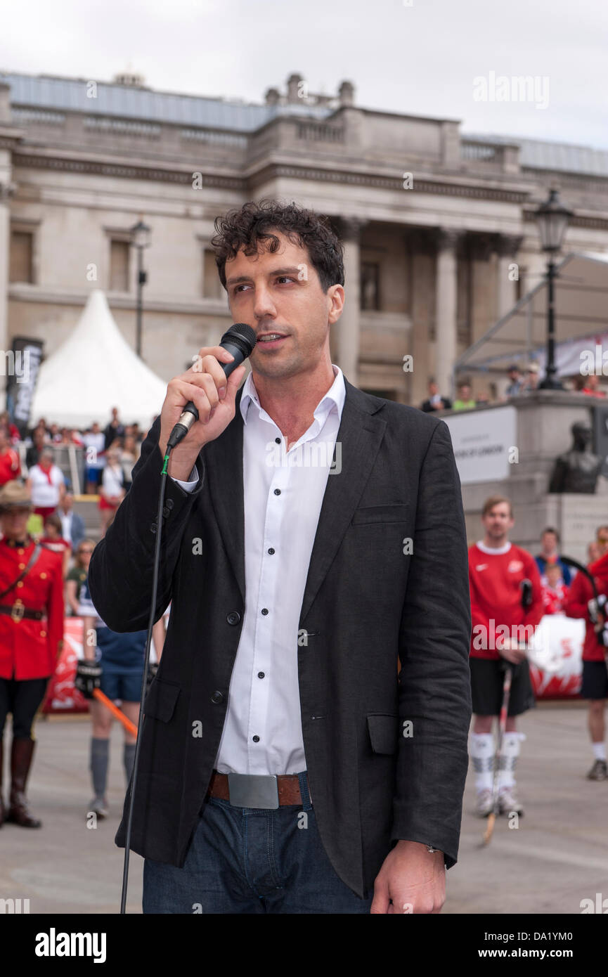 Trafalgar Square, Londra, Regno Unito. Canada Day 2013. Il cantante canadese Alex Goumad canta la Canadian National Anthem all'apertura. Foto Stock