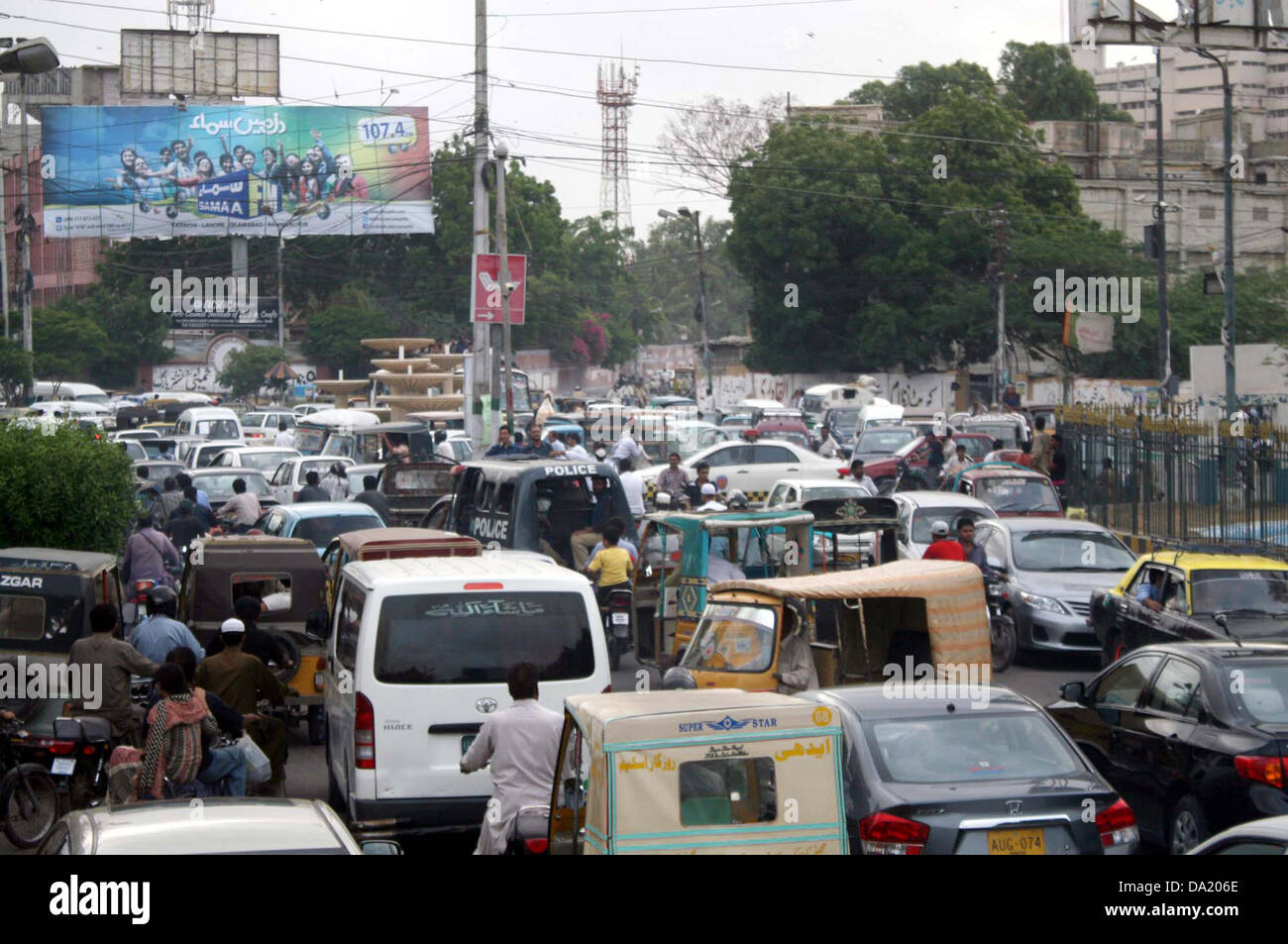 Un gran numero di veicoli bloccati nel traffico durante la manifestazione di protesta dei residenti di Lyari contro le azioni condotte da rangers e il personale addetto alla sicurezza nella loro area, al Consiglio d'arte road a Karachi il lunedì, 01 luglio, 2013. Foto Stock