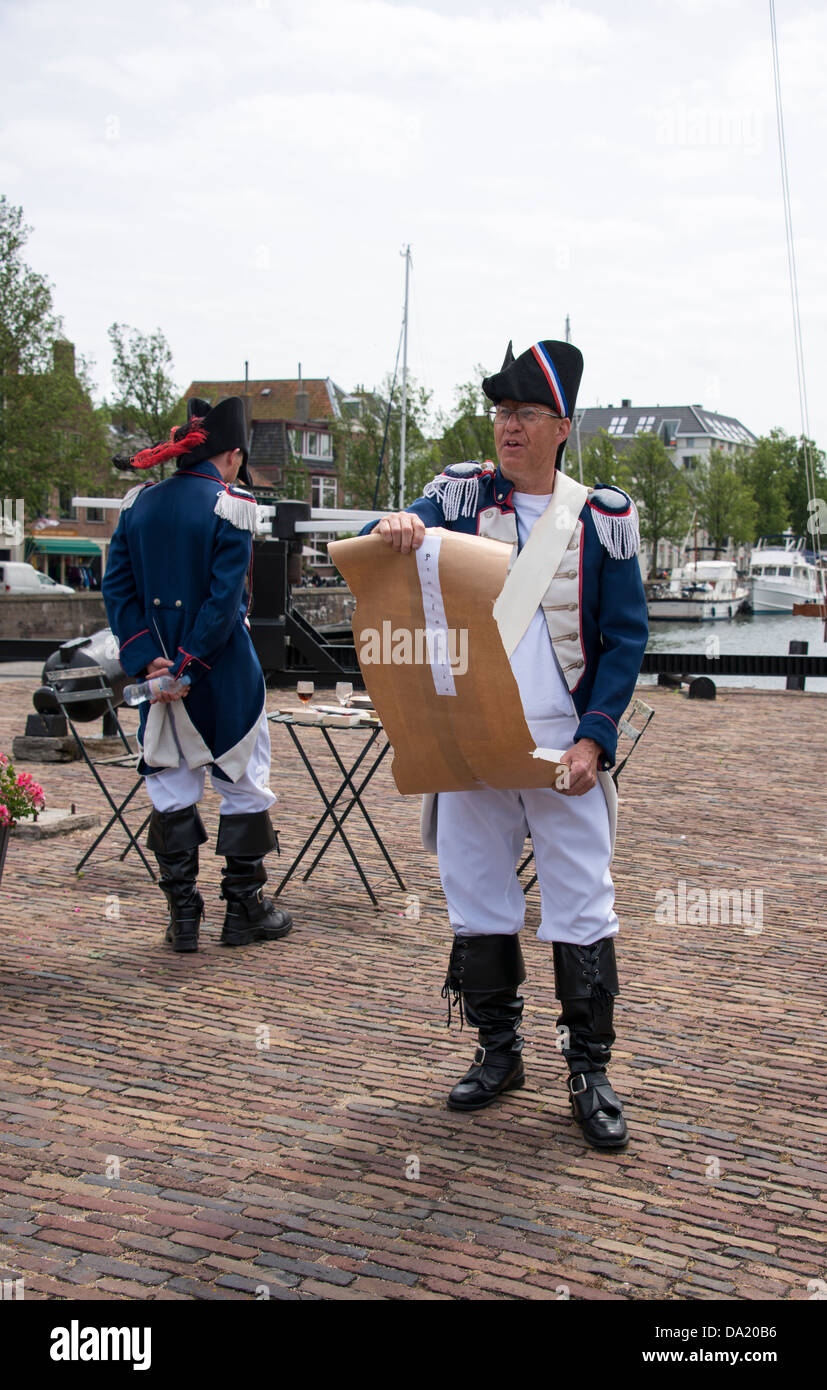 Uomo in Francia uniforme su arti giorno,su giugno 29,2013 in Hellevoetsluis,Olanda.Questo giorni è una volta l'anno per introdurre l'arte Foto Stock