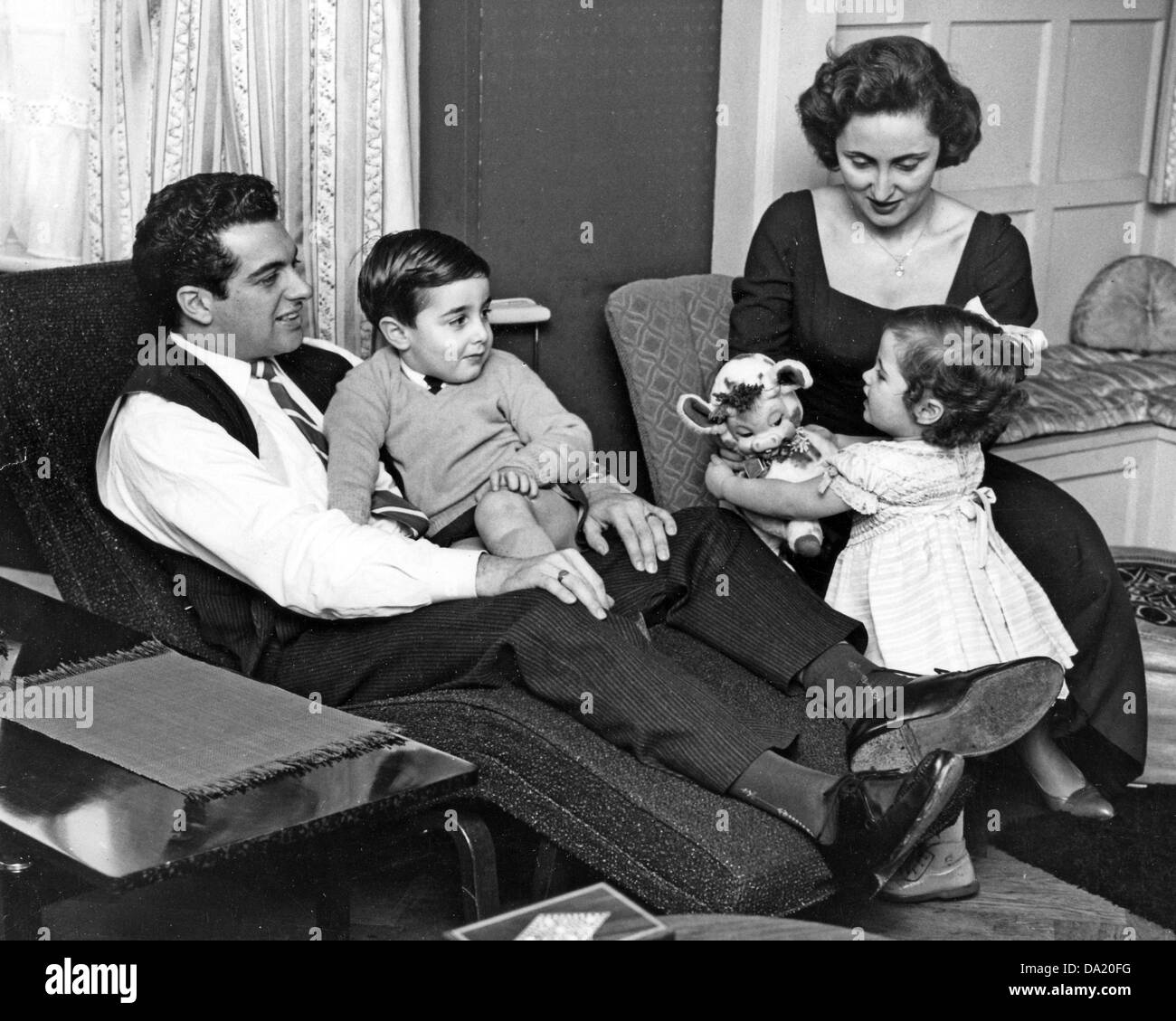 FRANKIE VAUGHAN UK cantante pop circa 1956 con mia moglie Stella e bambini David (4 1/2 anni) e Susan (20 mesi) Foto Stock