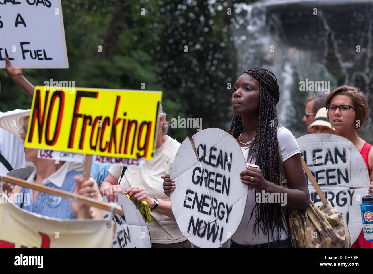 Gli attivisti ambientali utilizzare il teatro di strada e un 'flash mob' per ottenere i loro punti di vista circa fracking e gasdotti per il trasporto di gas naturale Foto Stock