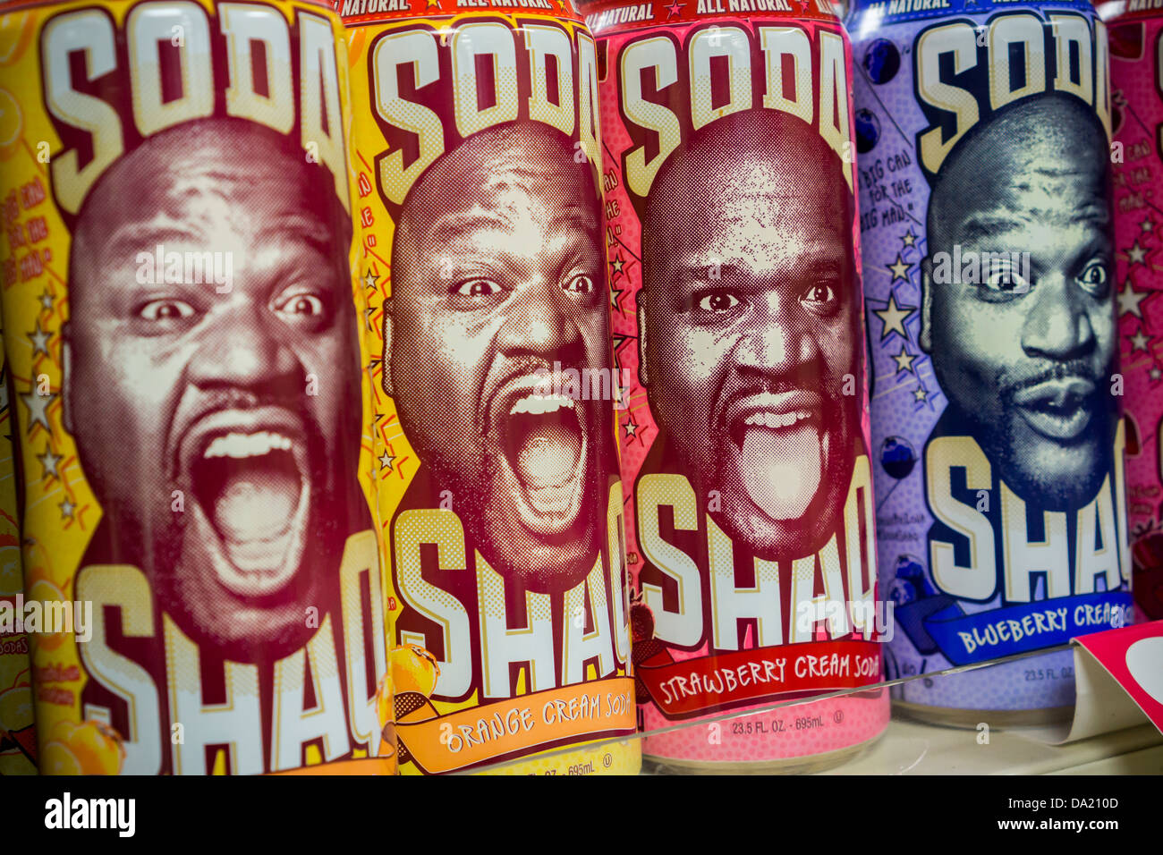 Le lattine di soda Shaq sono visti sugli scaffali di un negozio di New York Foto Stock