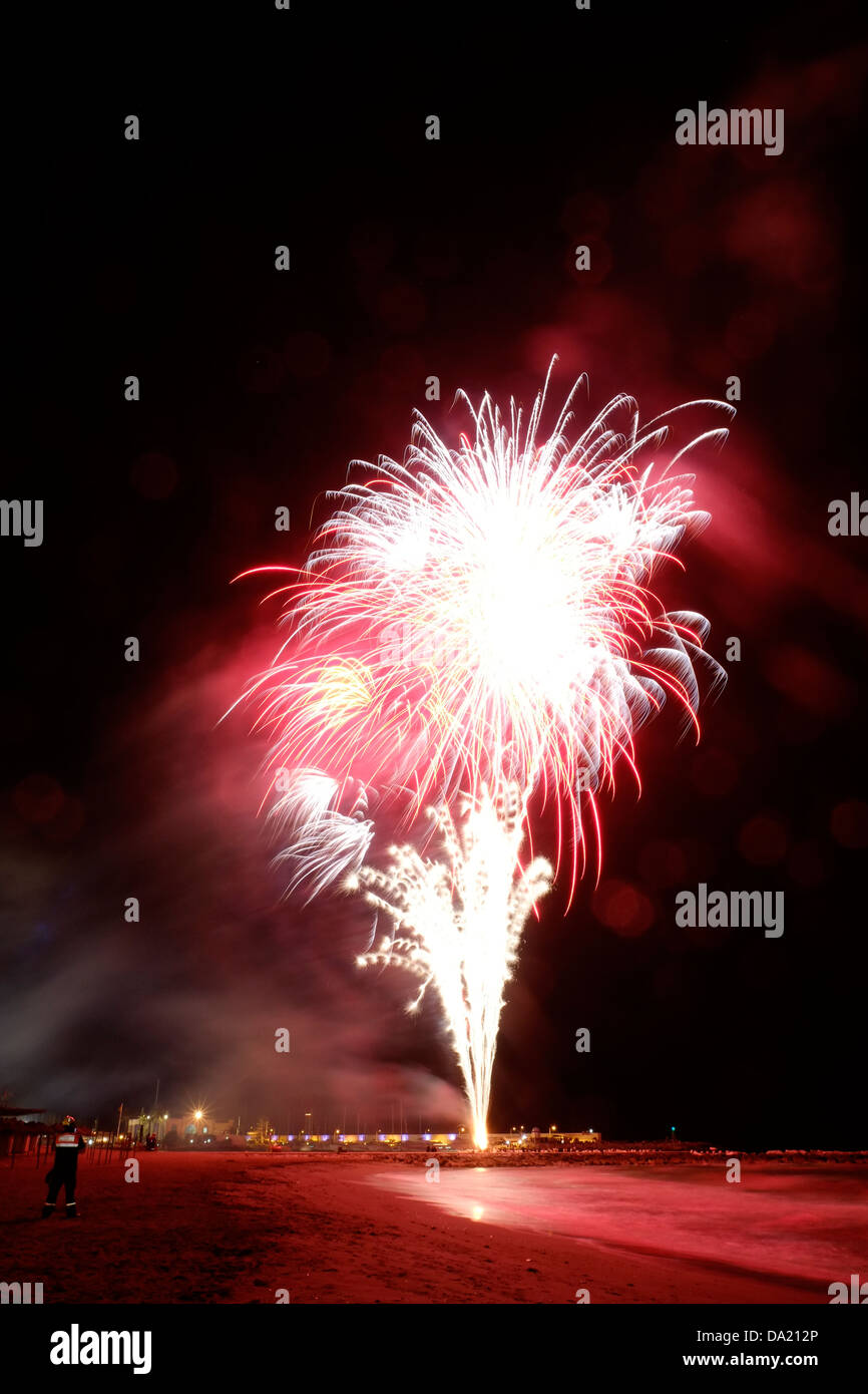 La Feria de Marbella, l annuale fiesta, inizia con una spettacolare ed emozionante spettacolo pirotecnico. Foto Stock