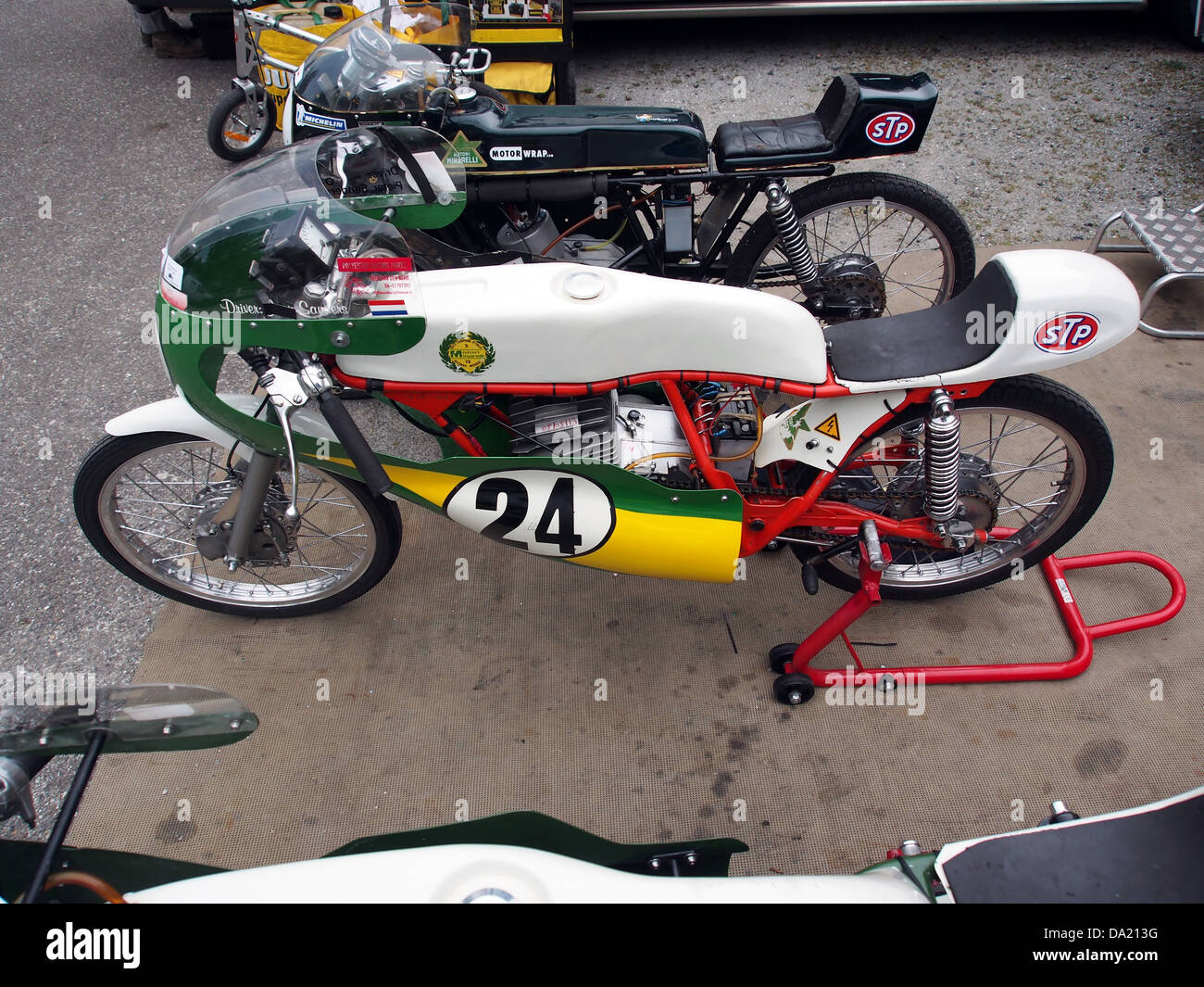 L'immagine mostra una Minarelli No24, una motocicletta classica nota per la sua ingegneria e il suo design. La motocicletta era un modello di spicco della serie Minarelli, celebrato per le sue prestazioni e il fascino vintage. Foto Stock