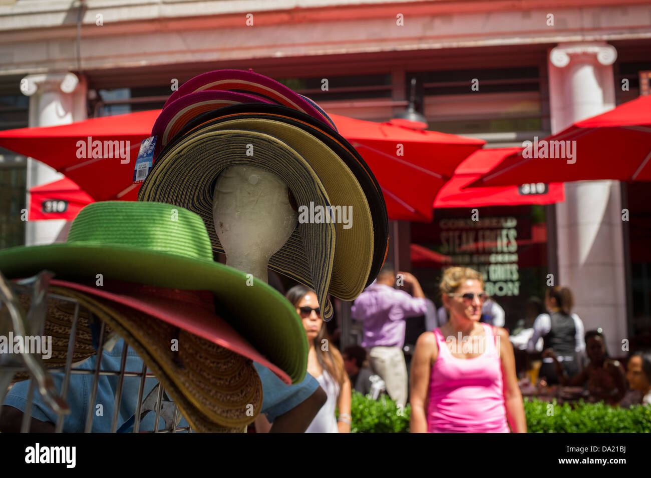 Patroni sedersi al cafe del Gallo Rosso ristorante sul Lenox Avenue nel quartiere di Harlem Foto Stock