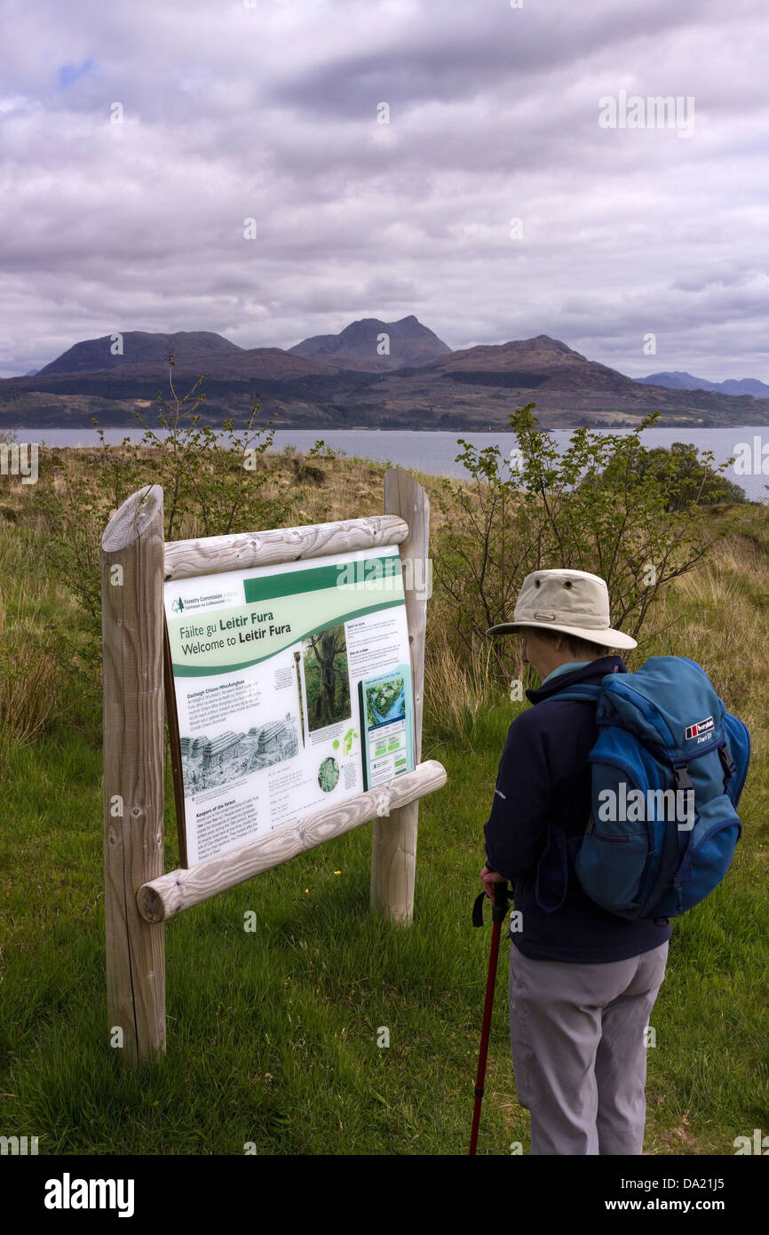 Lettura dello scuotipaglia commissione forestale segno, Leitir Fura, Kinloch foresta, Isola di Skye, UK. Foto Stock