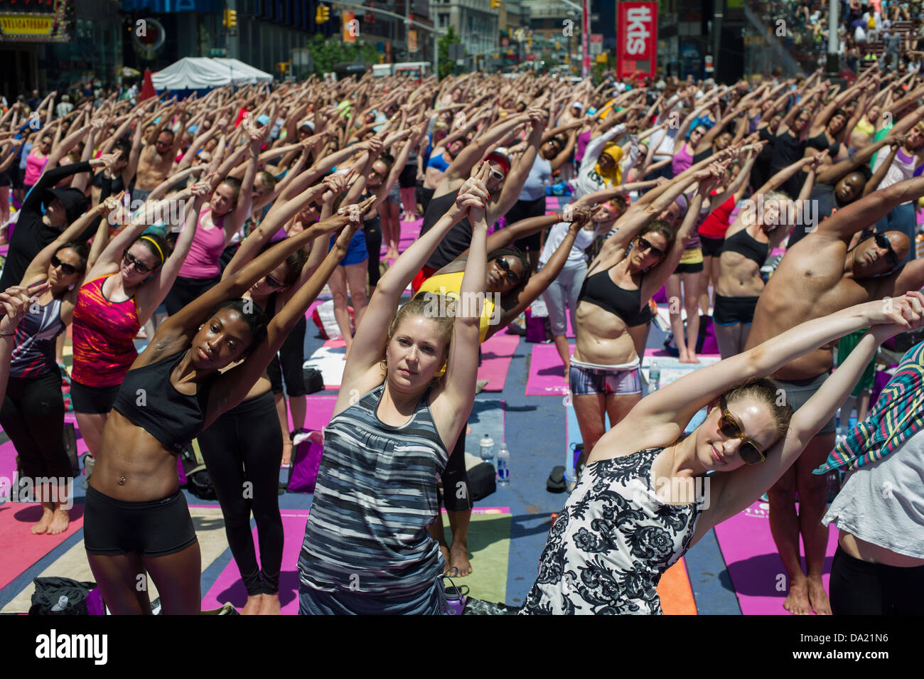 Migliaia di praticanti di yoga pack Times Square a New York Foto Stock