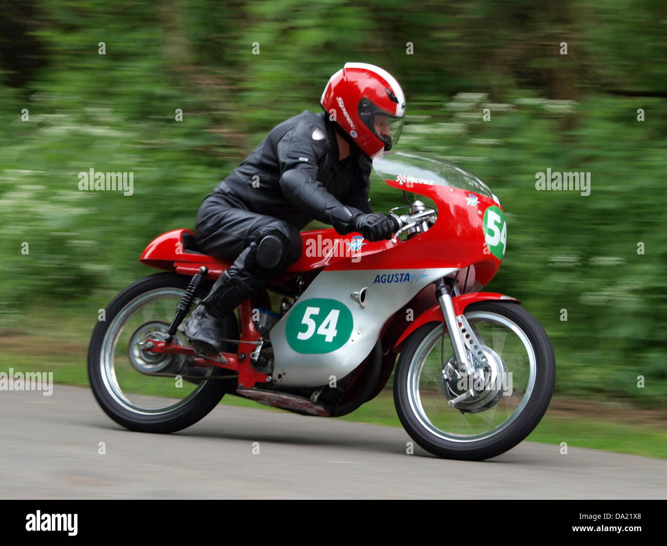 La MV Augusta No. 54 è una moto da corsa storica, parte della collezione MV Agusta. Conosciuta per la sua eccellenza ingegneristica, rimane un simbolo del patrimonio motociclistico italiano, soprattutto negli ambienti agonistici. Foto Stock