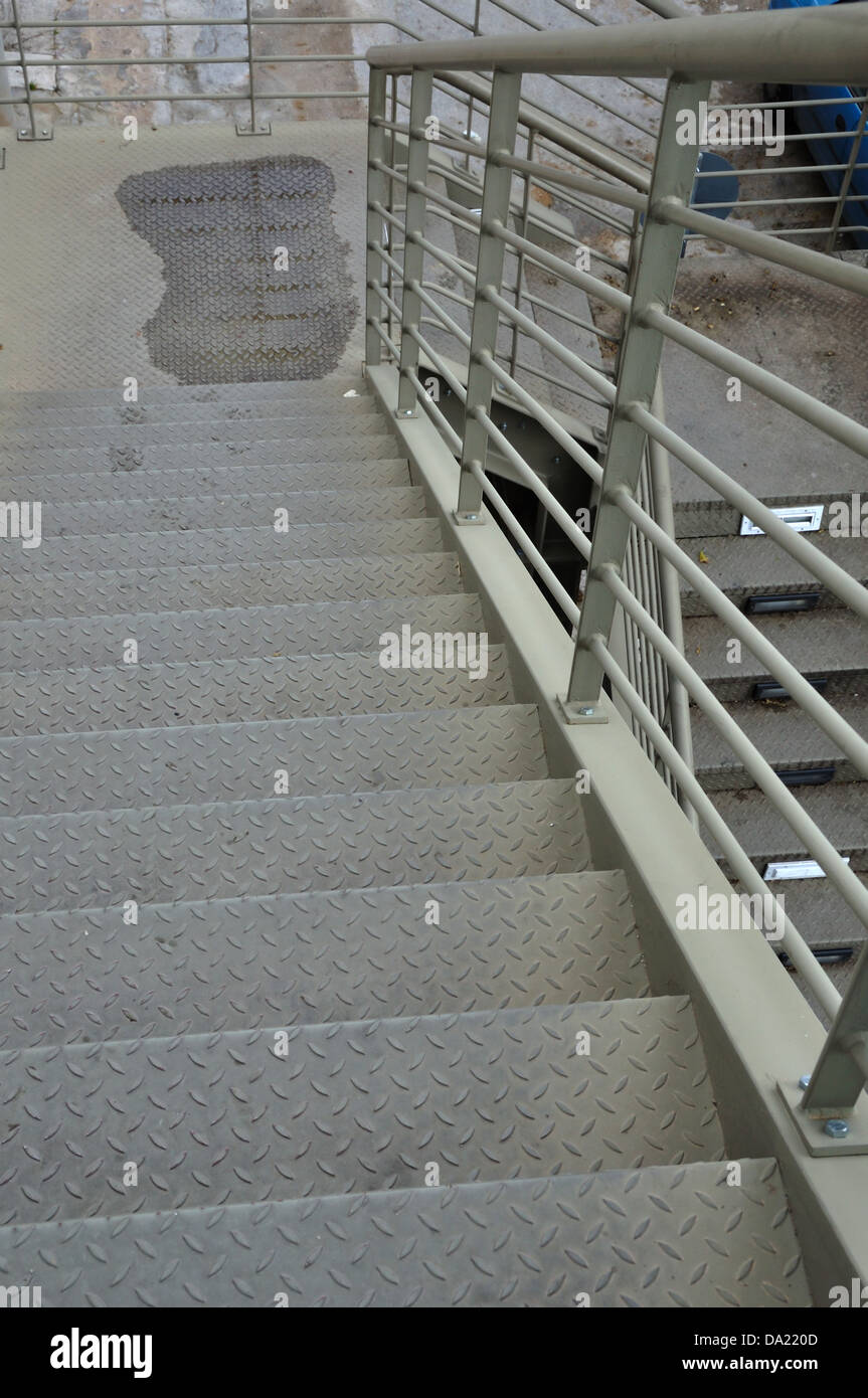 Passerella Pedonale scalinata in ferro urban cavalcavia sopra l'autostrada. Foto Stock