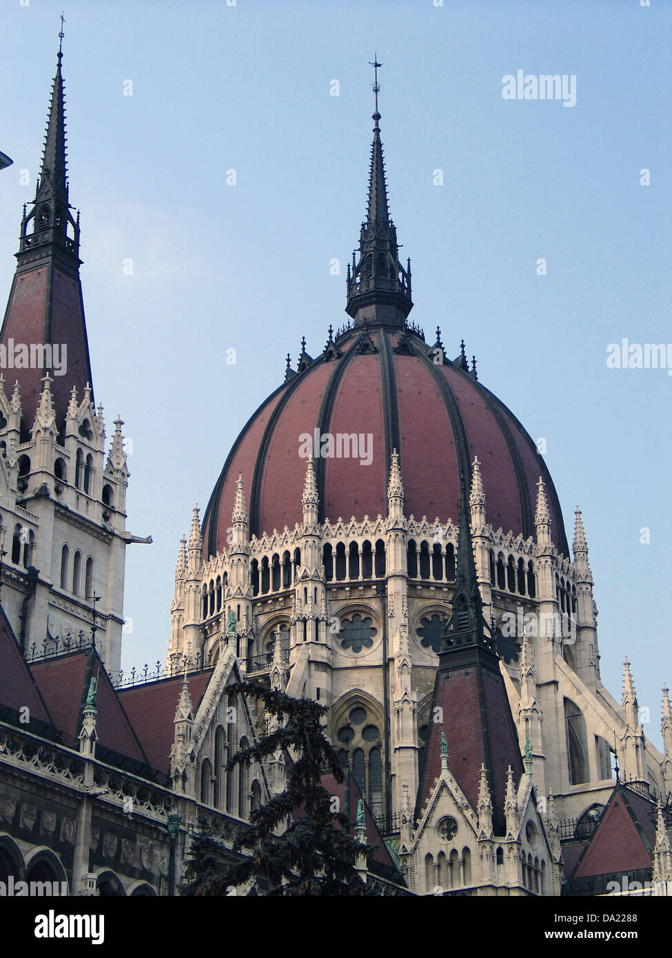 Cupola rossa sul neo-gotico del parlamento ungherese edificio, Budapest, Ungheria Foto Stock