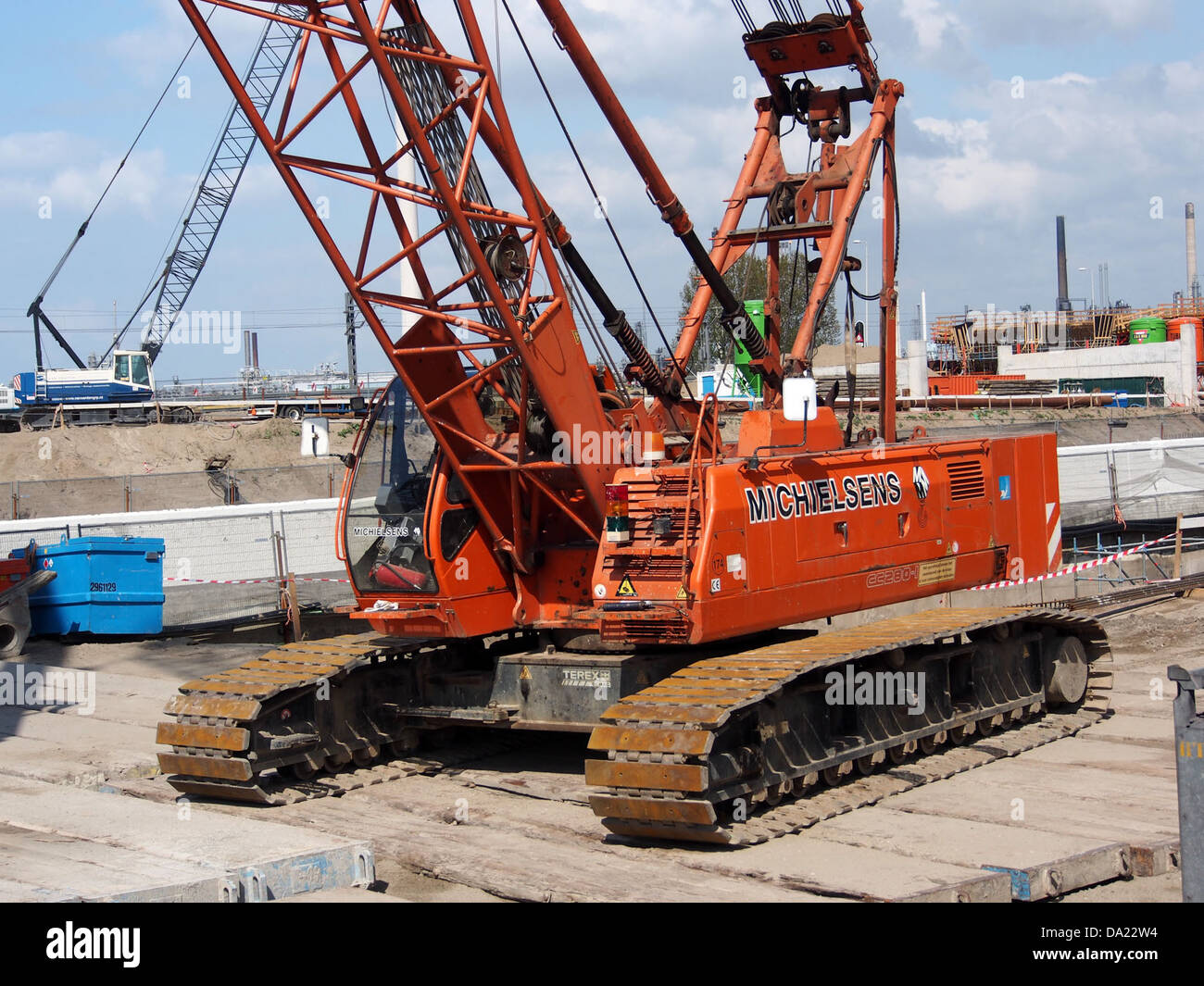 La Demag CC280-1 è una potente gru mobile prodotta da Demag. L'immagine mostra la gru in funzione, dimostrandone le dimensioni e la capacità di gestire grandi attività di costruzione. Questo modello viene utilizzato in progetti di sollevamento pesante in tutto il mondo. Foto Stock
