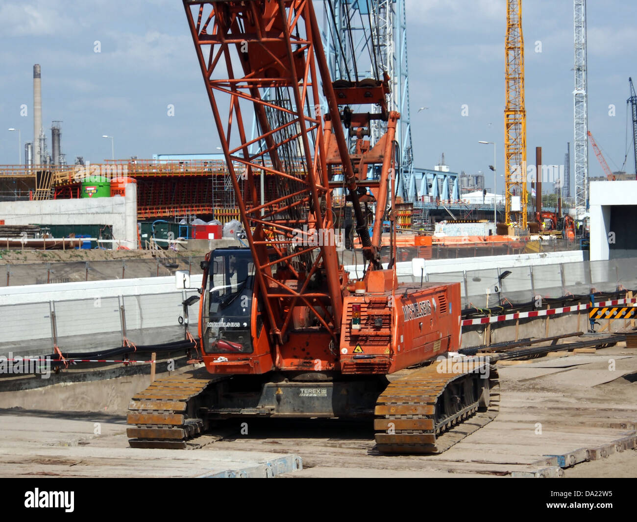 Questa immagine raffigura la Demag CC280-1, una gru per impieghi gravosi prodotta da Demag, utilizzata in operazioni industriali su larga scala. La gru è esposta al funzionamento, riflettendo le sue capacità nel sollevamento di carichi pesanti in ambienti edili e industriali. Foto Stock